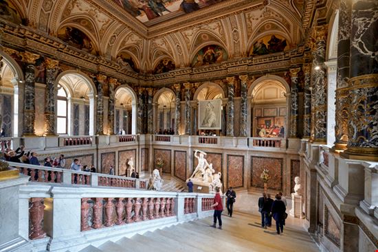 Vienna Kunsthistorisches Museum Vienna marcobrivio.photo / Shutterstock.com 