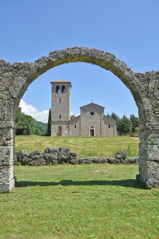 Castel San Vincenzo Abbazia di San Vincenzo al Volturno Giambattista Lazazzera / Shutterstock.com 