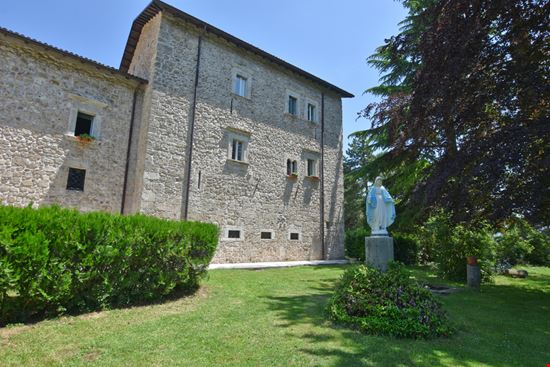 Castel San Vincenzo Abbazia di San Vincenzo al Volturno Giambattista Lazazzera / Shutterstock.com 