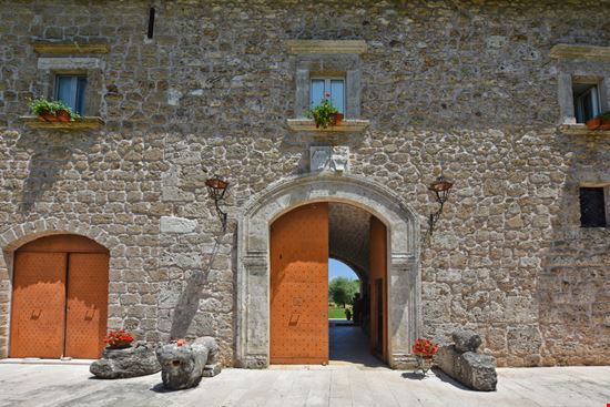 Castel San Vincenzo Abbazia di San Vincenzo al Volturno Giambattista Lazazzera / Shutterstock.com 