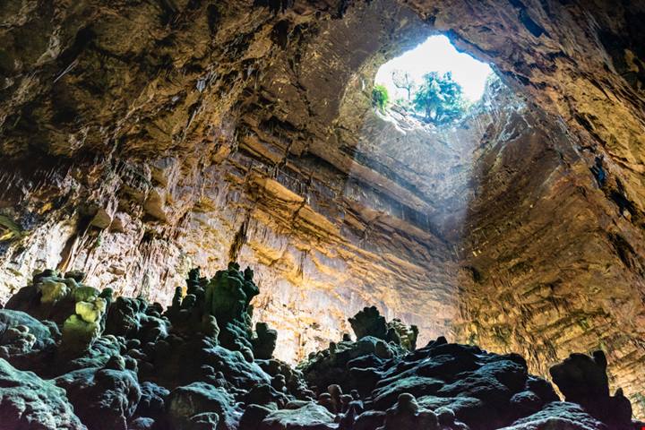 14 gradi anche in estate: in queste grotte sfuggi al caldo e scopri il più bel sito naturale della Puglia