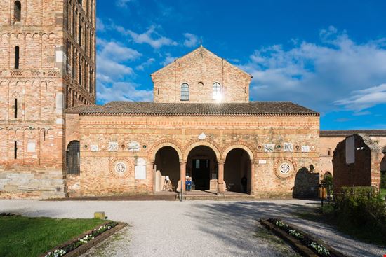 L'Abbazia di Pomposa Un capolavoro di architettura monastica starmaro / Shutterstock.com 