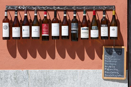 Strada del Barolo Un viaggio nel gusto del Piemonte andersphoto / Shutterstock.com 