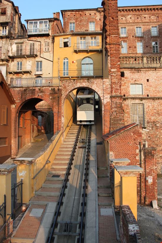 Funicolare Funicolare trossofoto - Shutterstock.com 