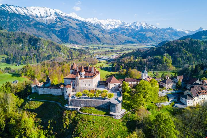 Sono queste le 8 piccole città-gioiello in Europa da visitare il prima possibile, e sono talmente belle da sembrare finte