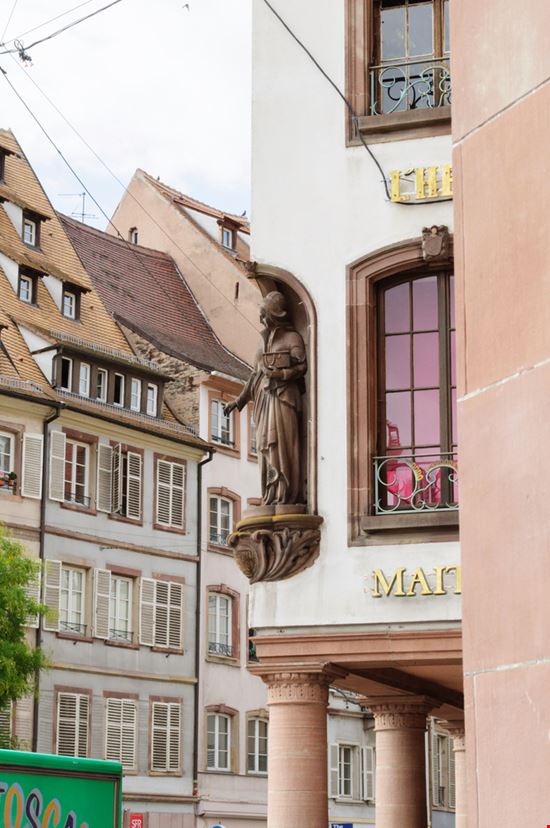 Rue des Grandes Arcades  Rue des Grandes Arcades  Hadrian / Shutterstock.com 