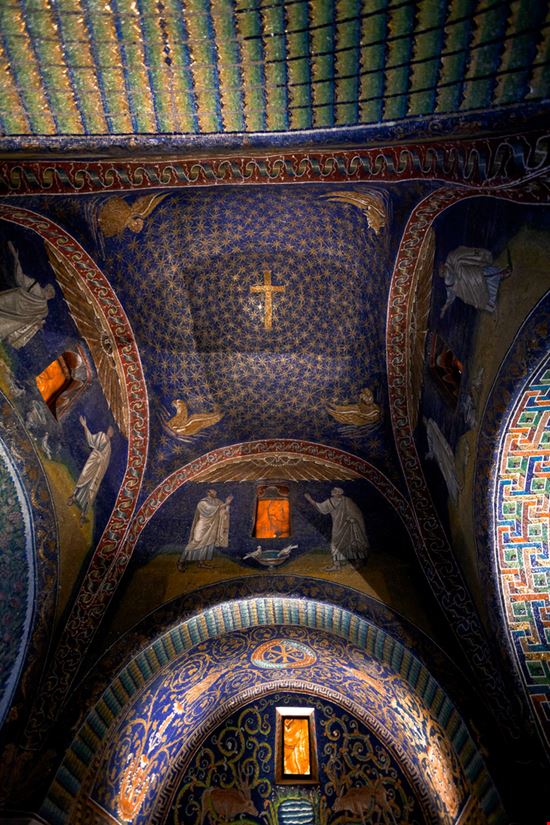 Mausoleo di Galla Placidia Mausoleo di Galla Placidia vvoe / Shutterstock.com  