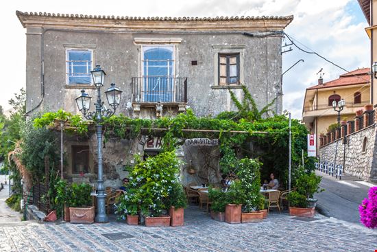 Bar Vitelli Bar Vitelli Sergey Kelin / Shutterstock.com 