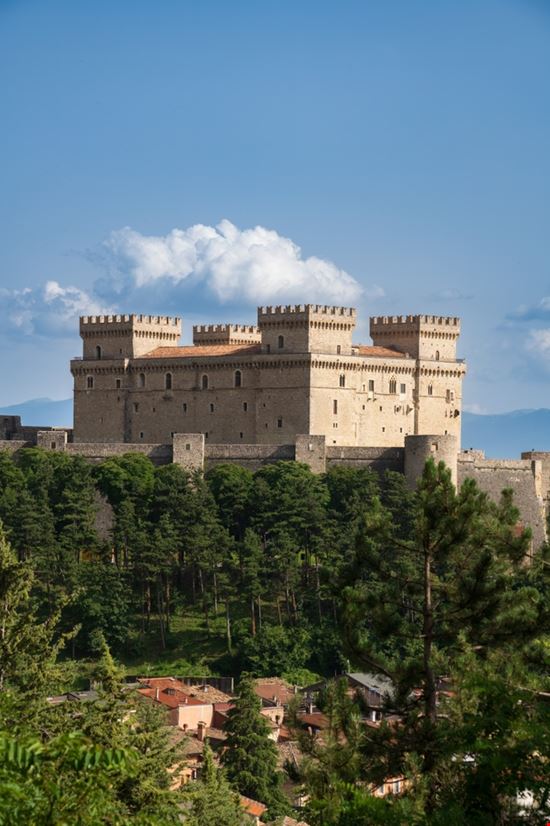Castello di Celano Castello di Celano Shutterstock.com 