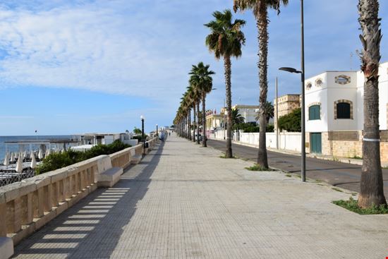 Lungomare Lungomare devasana - Shutterstock.com 