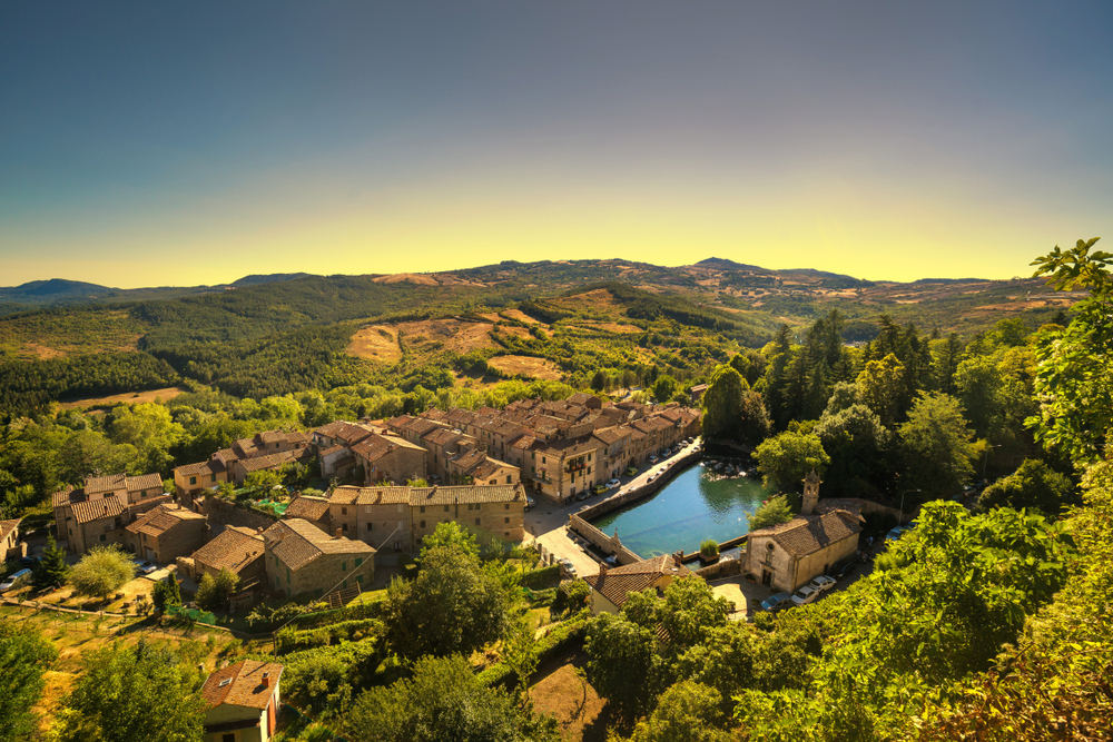 Le acque miracolose e il vulcano ormai spento: così questo borgo della Toscana è diventato una meta imperdibile