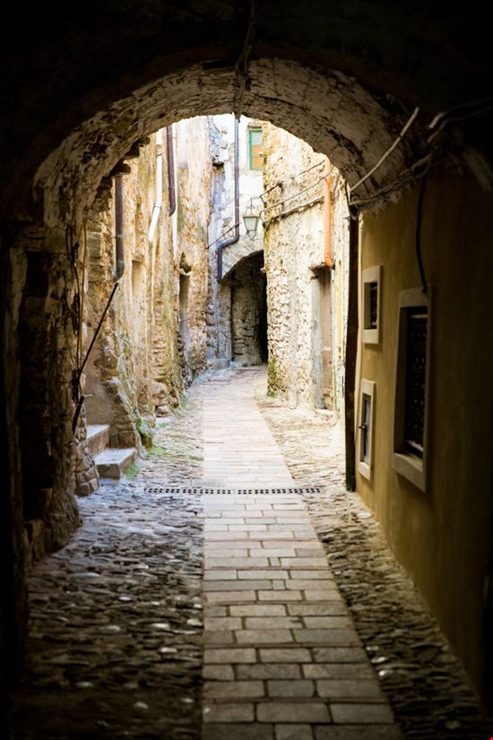 Perinaldo Il Borgo delle Stelle Shutterstock.com 
