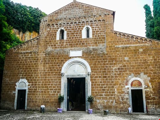 Castel Sant'Elia Santuario di Maria ad Rupes s74 - Shutterstock.com 