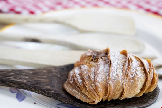 La sfogliatella  La sfogliatella  Salvomassara - Shutterstock.com 