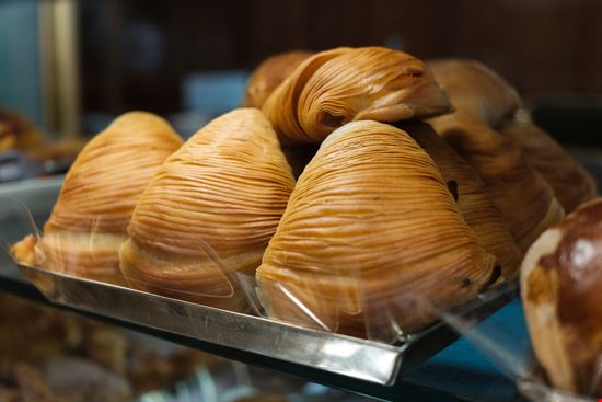 La sfogliatella  La sfogliatella  AP_FOOTAGE - Shutterstock.com 