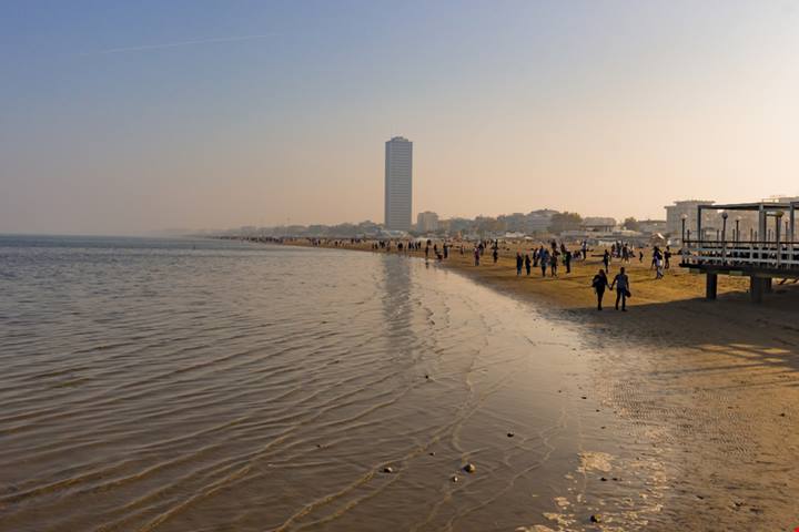 118 metri di pura bellezza: lo sapevi che il primo grattacielo d'Italia è nato sulla Riviera Romagnola?