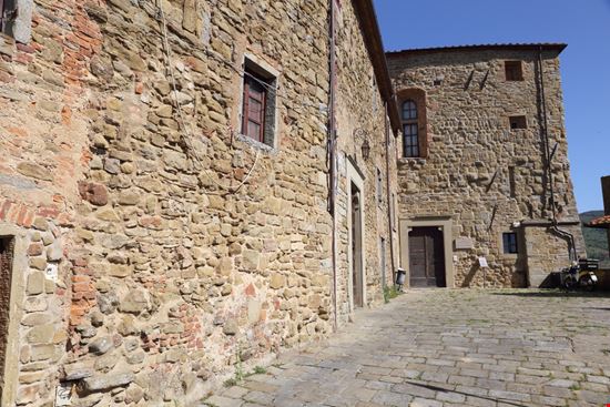 Castello Montecchio Vesponi Castello Montecchio Vesponi francesco de marco / Shutterstock.com 