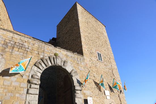 Castello Montecchio Vesponi Castello Montecchio Vesponi francesco de marco / Shutterstock.com 