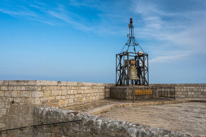 Il borgo-fortezza è un gioiello dell'Abruzzo d'altri tempi: da qui in certi giorni vedi anche la Croazia