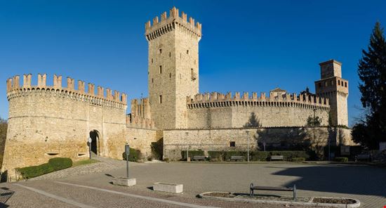 Castello  Castello Fabio Lotti - Shutterstock.com 