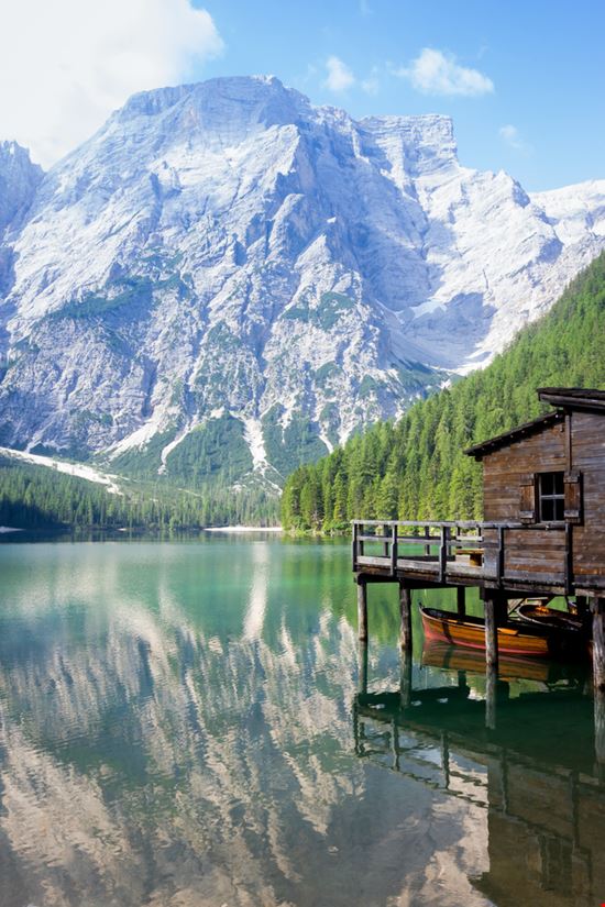 Lago di Braies Lago di Braies FPWing - Shutterstock.com 