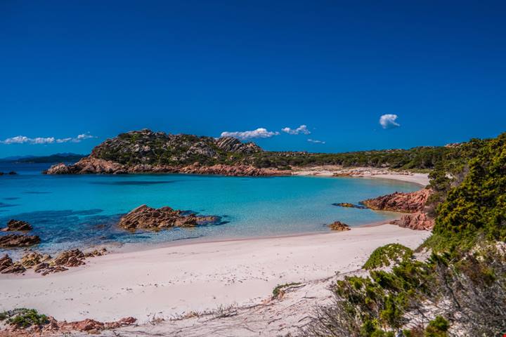 Non è un'illusione ottica: la spiaggia rosa esiste davvero ed è in Italia, ma puoi vederla solo da lontano