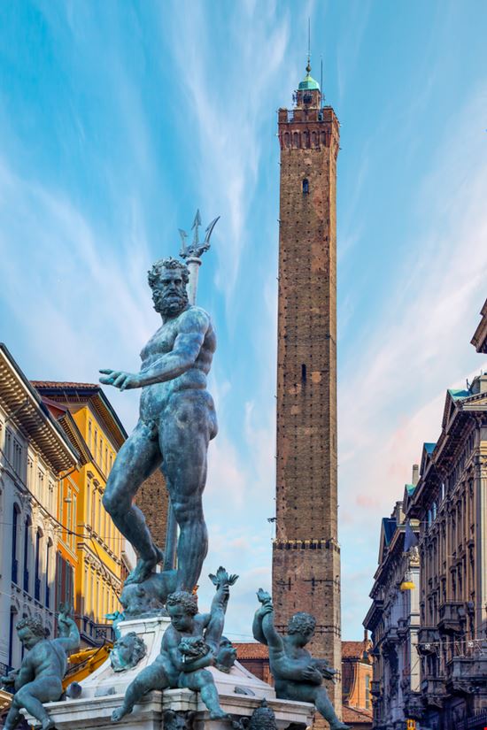 Fontana di Nettuno  La fontana di Bologna  muratart - Shutterstock.com 