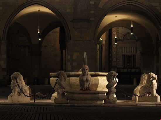 Fontana Contarini La fontana di Bergamo MC MEDIASTUDIO - Shutterstock.com 