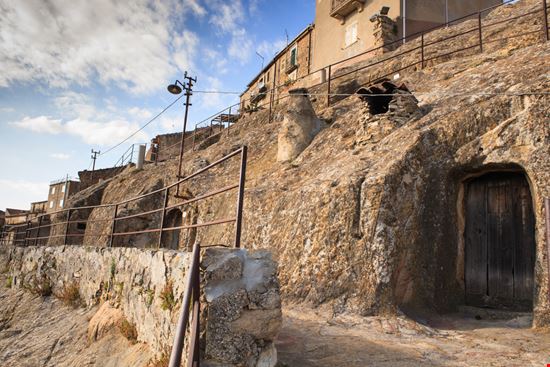 Borgo Rupestre Sperlinga bepsy - Shutterstock.com 