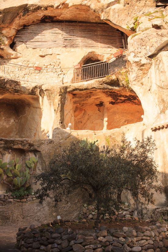 Borgo Rupestre Sperlinga bepsy - Shutterstock.com 