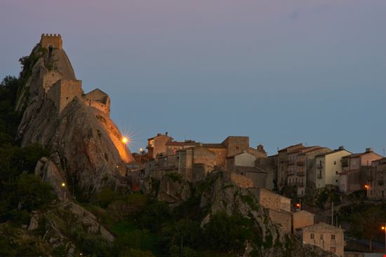 Borgo Rupestre Sperlinga studiolab - Shutterstock.com 