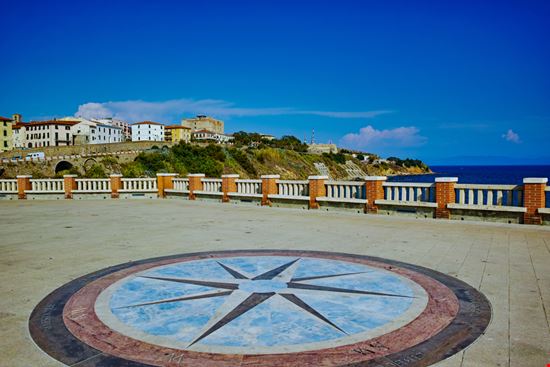 Piazza Bovio Piombino Paolo Borella - Shutterstock.com 