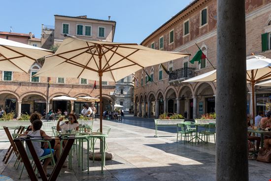 Ascoli Piceno Caffè Storico Meletti Bibiana Castagna / Shutterstock.com 
