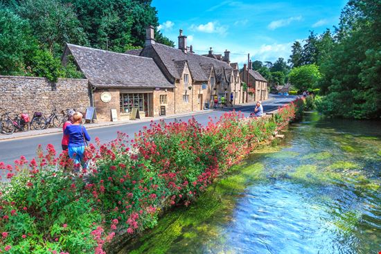 Bibury Bibury  iLongLoveKing / Shutterstock.com 