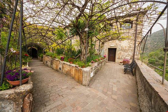 Apricale Apricale gab90 - Shutterstock.com 