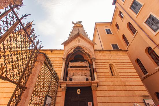 Verona Arche Scaligere Cavan-Images / Shutterstock.com 