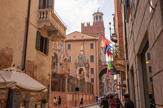 Verona Arche Scaligere Cavan-Images / Shutterstock.com 