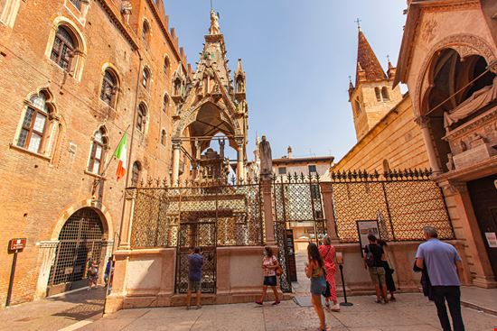 Verona Arche Scaligere Cavan-Images / Shutterstock.com 