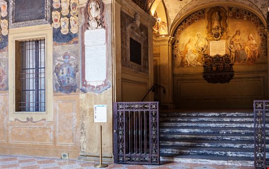 Bologna Palazzo dell'Archiginnasio vvoe / Shutterstock.com 