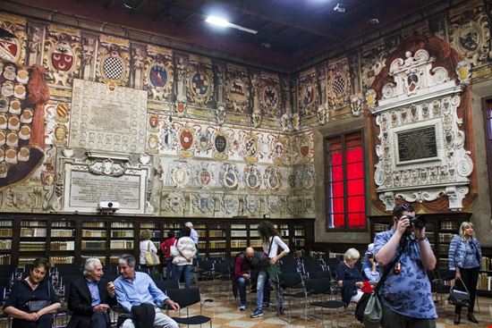 Bologna Palazzo dell'Archiginnasio Joaquin Ossorio Castillo / Shutterstock.com 