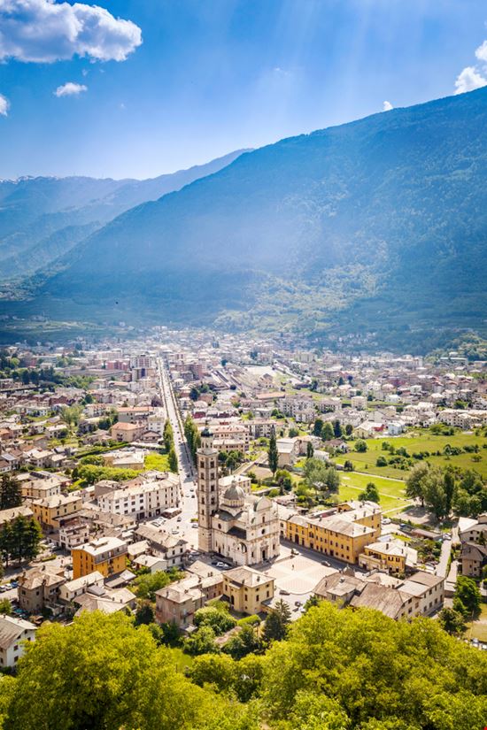 La Basilica della Madonna di Tirano La Basilica della Madonna di Tirano AerialVision_it - Shutterstock.com 