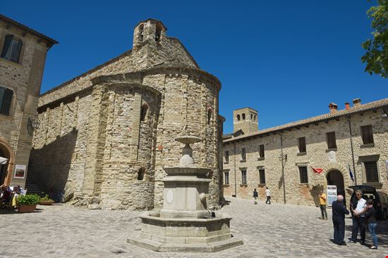 San Leo San Leo Dmitry Chulov / Shutterstock.com 