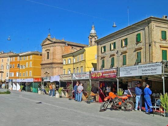 Piazza del Popolo Piazza del Popolo claudio zaccherini - Shutterstock.com 