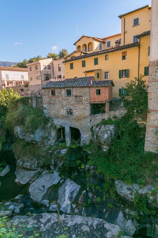 Loro Ciuffenna Mulino ad acqua stock.adobe.com 