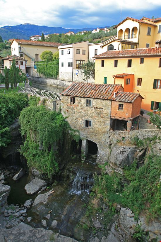 Loro Ciuffenna Mulino ad acqua stock.adobe.com 