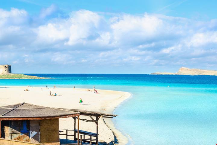 I suoi colori sono così incredibili da sembrare finti, eppure esiste davvero: è in Sardegna una delle spiagge più belle al mondo