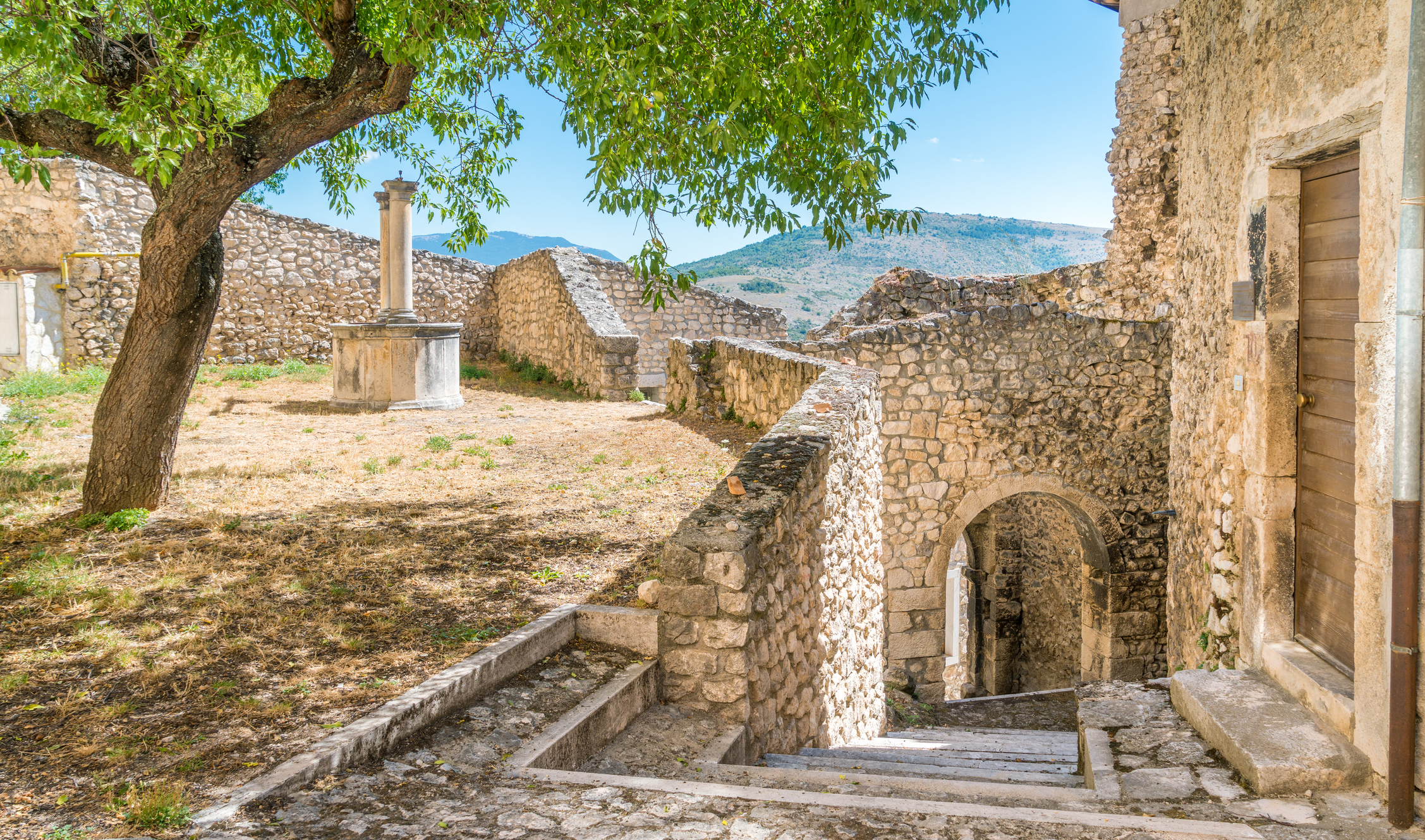 In questo piccolo borgo dell’Aquila cresce l'oro rosso d’Italia: il paese dello zafferano è il vero segreto d'Abruzzo