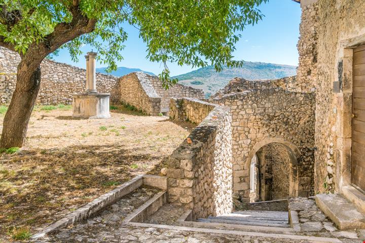 In questo piccolo borgo dell’Aquila cresce l'oro rosso d’Italia: il paese dello zafferano è il vero segreto d'Abruzzo
