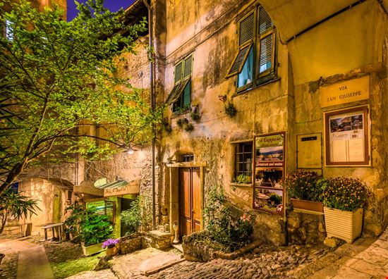 Borgio Verezzi Centro storico Alessandro Tortora / Shutterstock.com 