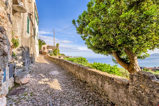 Borgio Verezzi Centro storico Alessandro Tortora / Shutterstock.com 